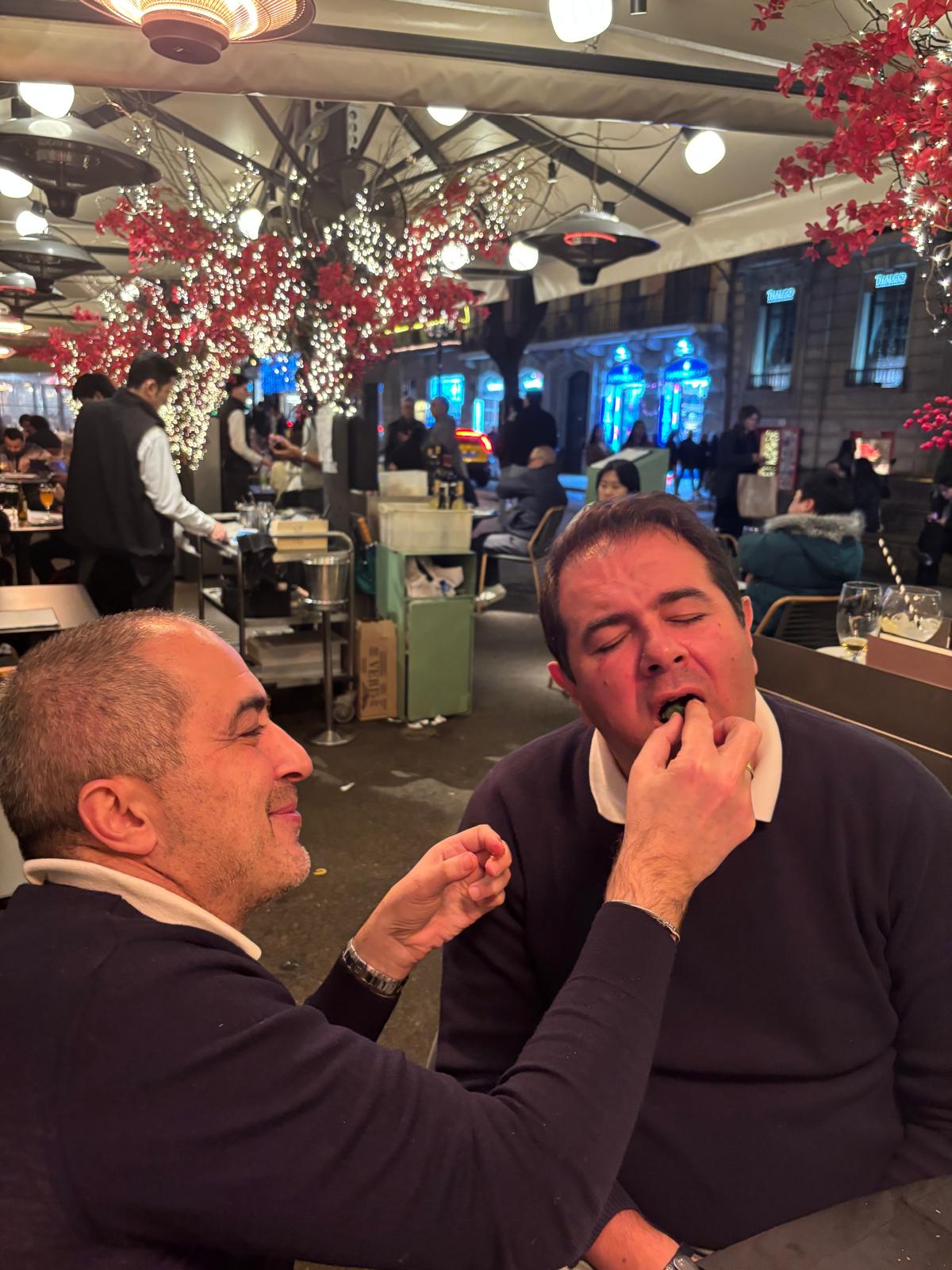 Aydin lèche ses doigts, Mert médite la sauce