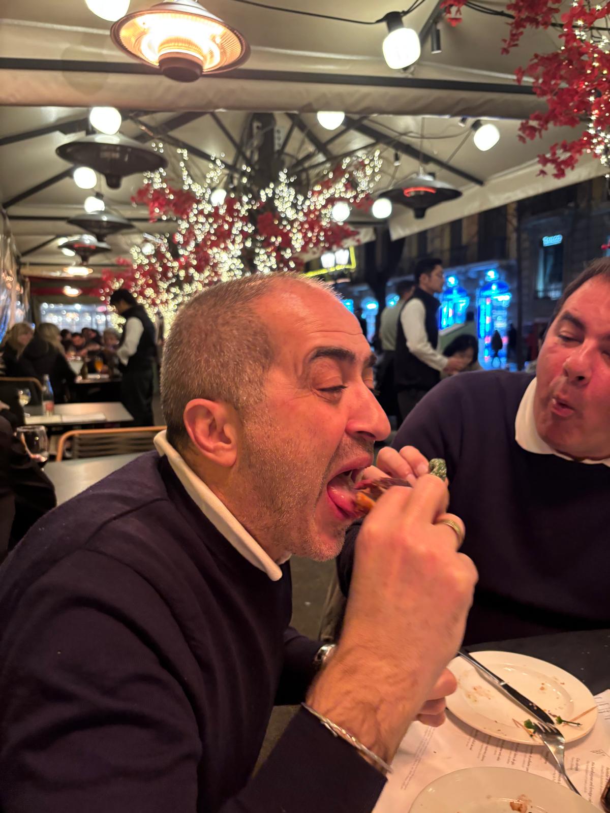 Aydin nourrit Mert avec un sourire machiavélique