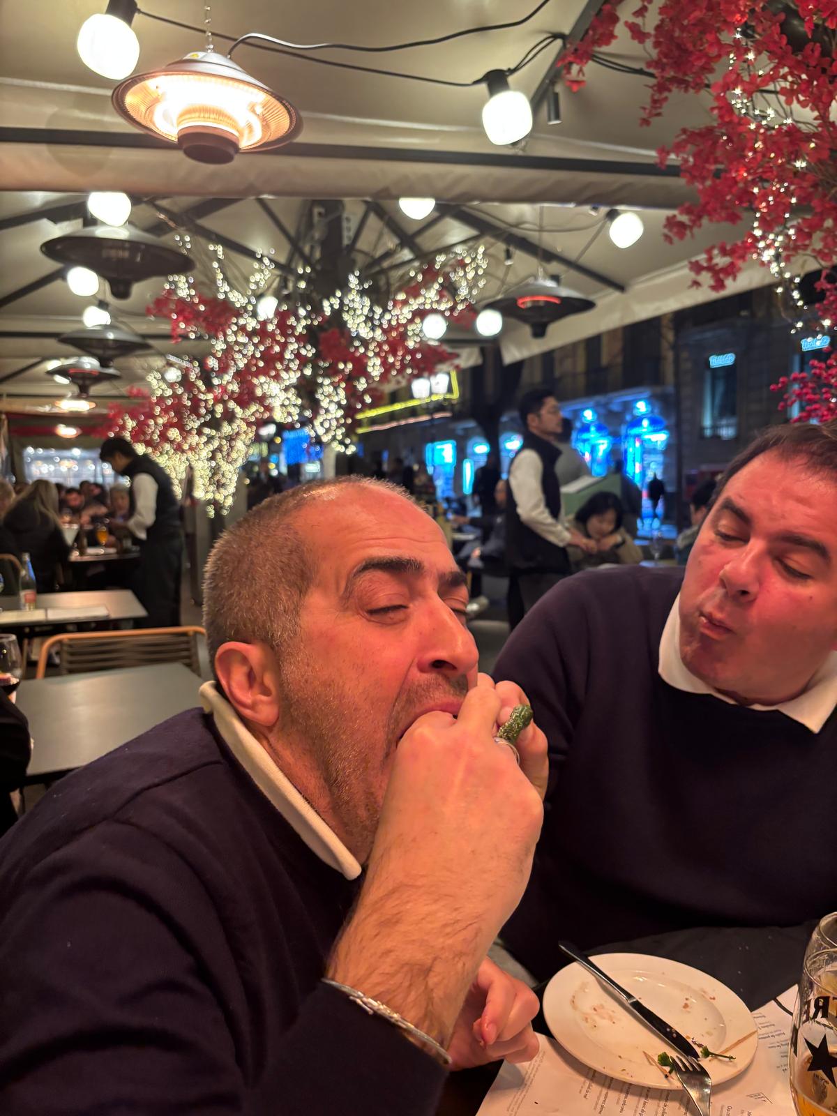 Mert ferme les yeux pour savourer, Aydin contrôle la trajectoire