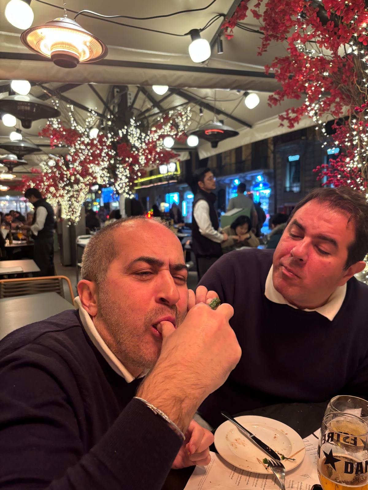 Aydin nourrit Mert, ambiance de marché nocturne