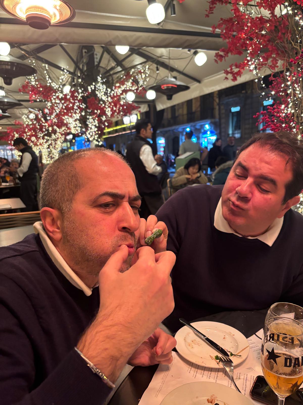 Aydin engloutit un piment sous les guirlandes lumineuses