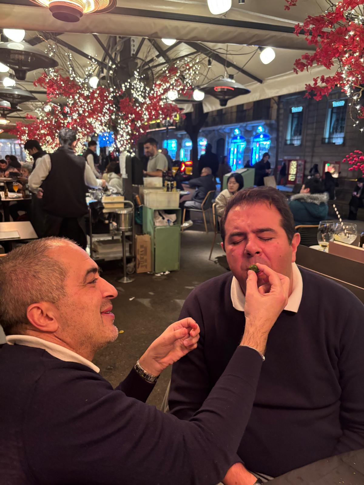 Mert reçoit une bouchée, yeux fermés